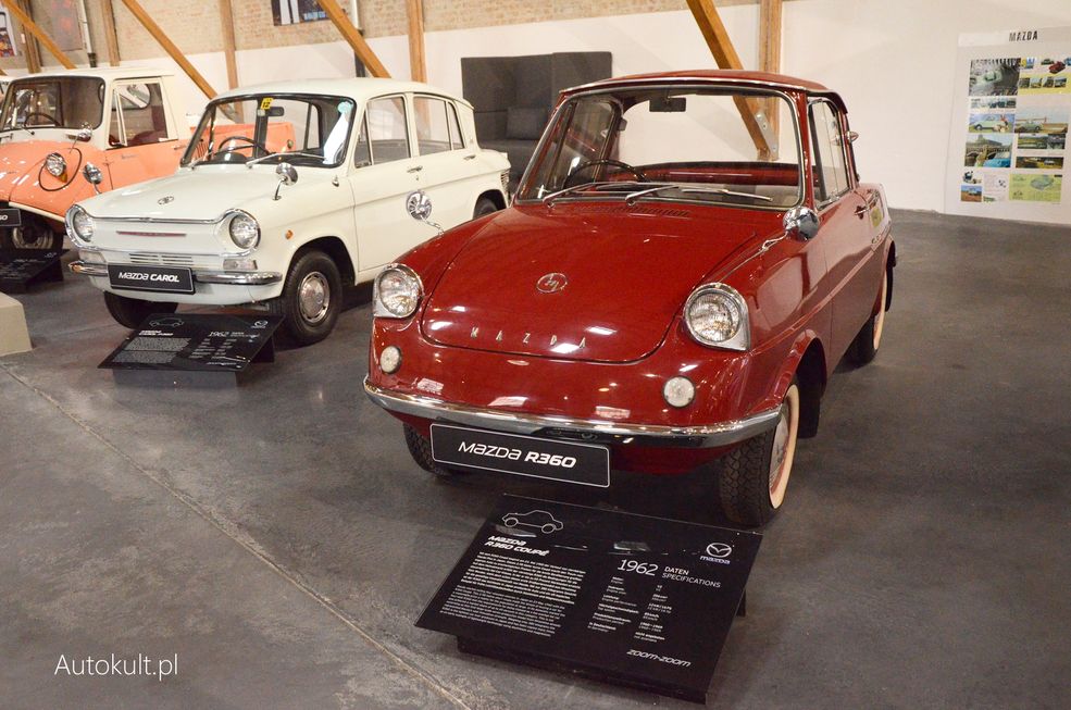 Przełomowym pojazdem Mazdy, zresztą jak w przypadku wielu innych producentów, był tani i łatwo dostępny samochód osobowy - tu model R360 z 1962 roku. Obok jego czterodrzwiowa odmiana Carol z tego samego okresu.