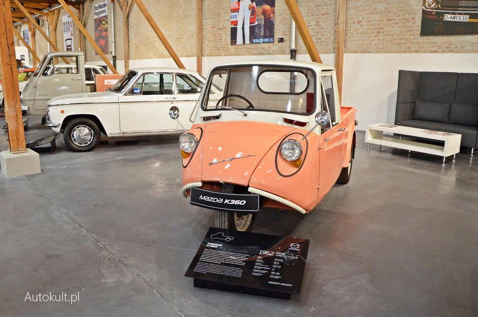 Rozwinięcie idei trójkołowego pojazdy użytkowego, czyli Mazda K360 z 1962 roku, napędzana tym samym silnikiem co R360.