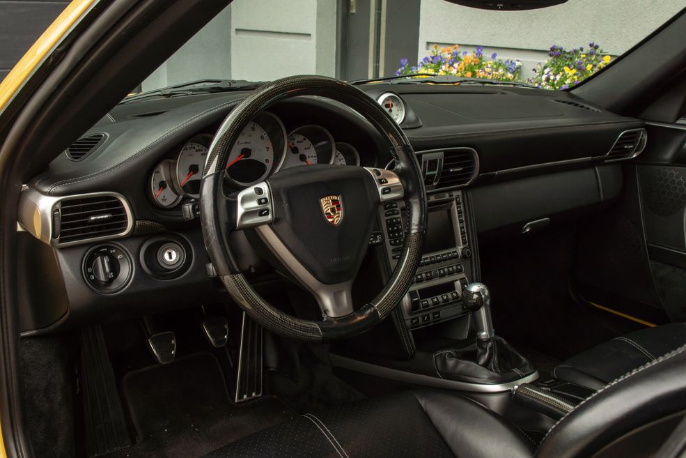 W napędzie na cztery koła tkwi kolejna rewolucja 997 Turbo - rozdział realizowany był przez centralny mechanizm ze sprzęgłem wielopłytkowym. Przy zwykłej jeździe na tylne koła trafiało 60 proc. potencjału, ale system wektorowania momentu obrotowego potrafił w 100 milisekund zmienić zdanie