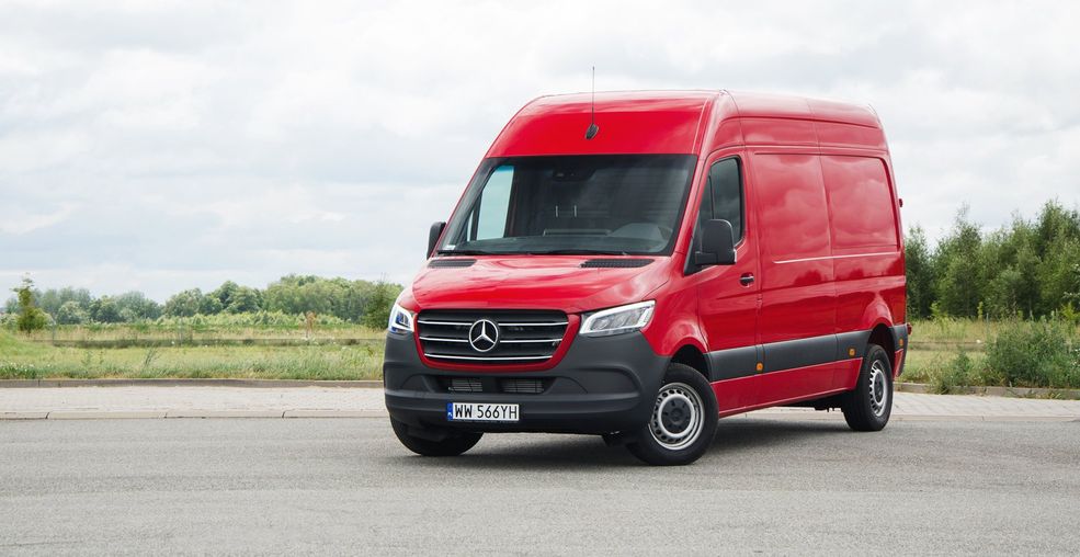 Mercedes Sprinter w najnowszym wydaniu po raz pierwszy dostał napęd na przednie koła. Zalety tego rozwiązania nie podlegają dyskusji.