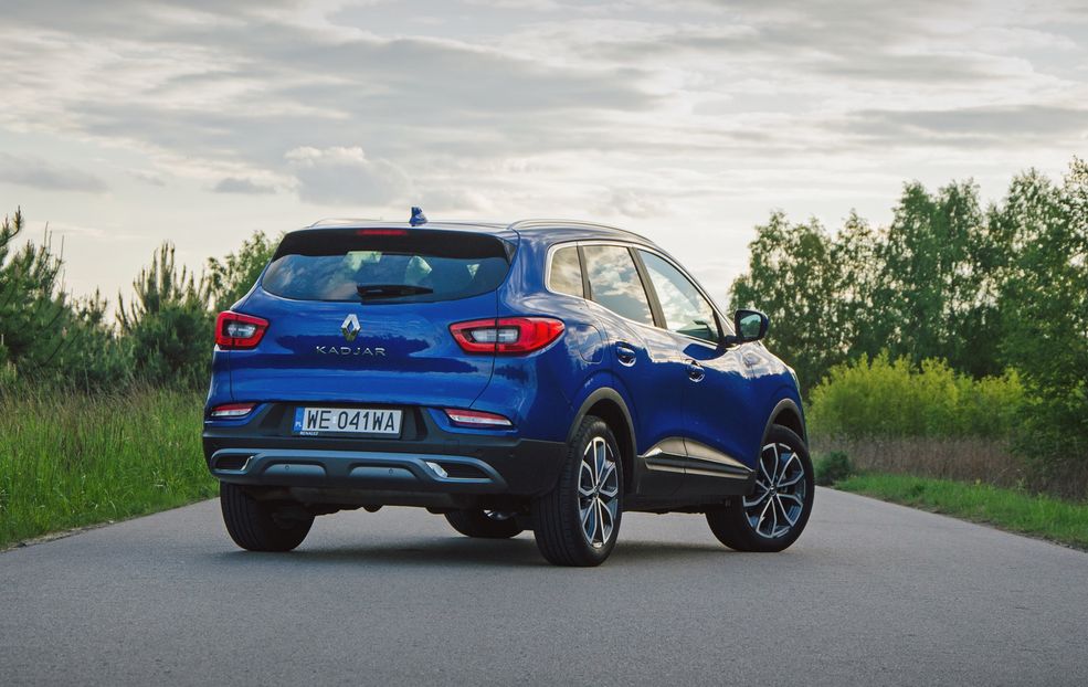 Renault Kadjar sylwetką przegrywa z Nissanem Qashqaiem z każdej strony i pod każdym kątem.