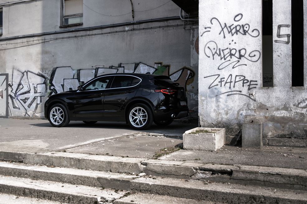 Alfa Romeo ma też coś dla miłośników diesli. 180-konny motor 2.2 JTDM z RWD (jedyna wersja z napędem na tylną oś) to wydatek zaczynający się od 169 700 zł za odmianę bazową. Za AWD dopłacimy 9000 zł. Najmocniejszy diesel, osiągający 210 KM kosztuje od 193 700 zł za wersję Super.