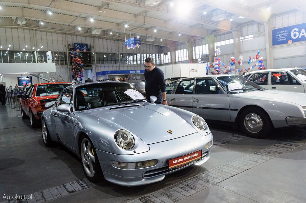 To chłodzone powietrzem 993 raczej nieprzypadkowo stało naprzeciwko klubu Porsche.