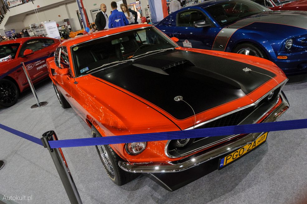 Mustang Mach I obok bieżącej generacji w wersji GT? Idealna okazja do porównania zmian, jakie zaszły w 'Stangu przez 5 dekad.