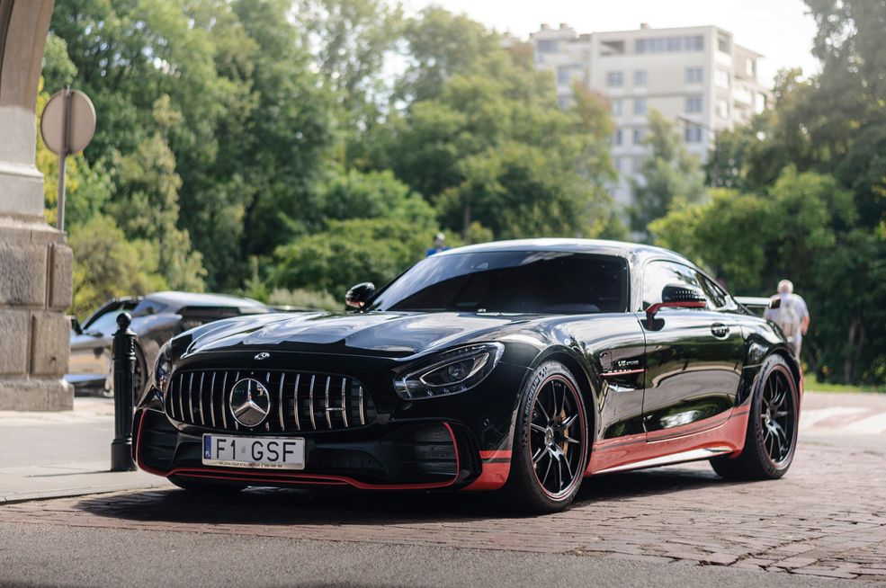 Jeśli jeszcze nie poznaliście maszyny ze zdjęcia otwierającego - to jest Mercedes-AMG GT-R. 765 KM (po modyfikacjach) żywej, benzynowej mocy, krzesanej z 4-litrowego V8 twinturbo.