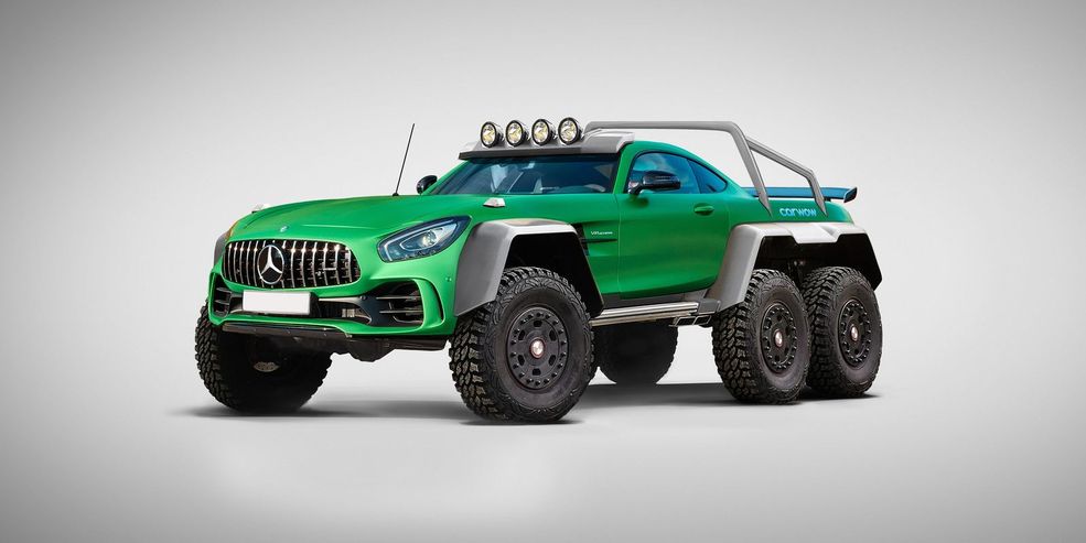 Mercedes-AMG GT6x6
Mercedes-Benz G63 AMG 6x6 sam w sobie nie jest normalnym samochodem. Trzeba było mieć fantazję, żeby go zaprojektować, jeszcze większą, by wprowadzić go do sprzedaży, a o jego kupnie nawet nie wspominamy. Co ciekawe, większość tych aut pozostała bulwarówkami, mimo ich genialnych możliwości terenowych. Do tej niedorzeczności doskonale pasuje nadwozie ze sportowego AMG GT R.