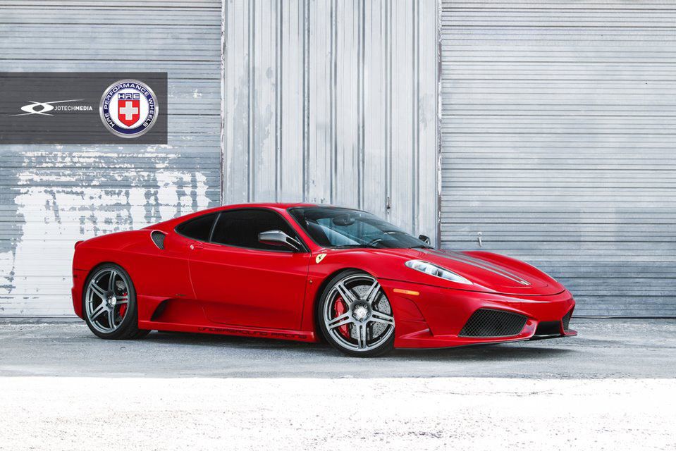 Underground Racing 430 Scuderia Twin Turbo Stage III narodziła się w 2011 roku. Operację przeprowadzono na rasowym pacjencie włoskiego pochodzenia. Ferrari 430 Scuderia to torowy wyjadacz z Maranello, którego wolnossące V8 generuje standardowo 510 KM z 4,3 l pojemności skokowej. Underground Racing niemal podwoiło tę moc.