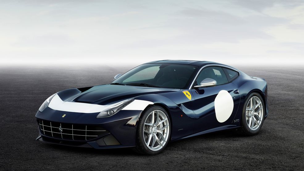 Ferrari F12berlinetta The Stirling
Sir Stirling Moss to kolejne wielkie nazwisko, które chciało uczcić Ferrari. Włosi chcieli także upamiętnić znakomity samochód, jakim legendarny kierowca w 1961 roku zwyciężył w Tourist Trophy. Mowa oczywiście o 250 GT Berlinetcie SWB. Biały, poprzeczny pas i koło na numer startowy zostały położone na lakierze Blu Scuro.