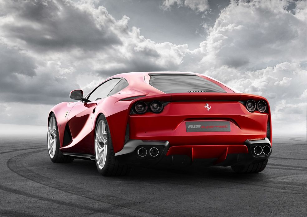 Widlastą dwunastkę sparowano z ulepszonym automatem o siedmiu przełożeniach. Dwusprzęgłówka zapewnia wyjątkowe osiągi. Nowe Ferrari rozpędza się do 100 km/h w 2,9 s. Prędkość maksymalna tego GT to 340 km/h. To parametry identyczne z nieco słabszym, ale lżejszym F12tdf.