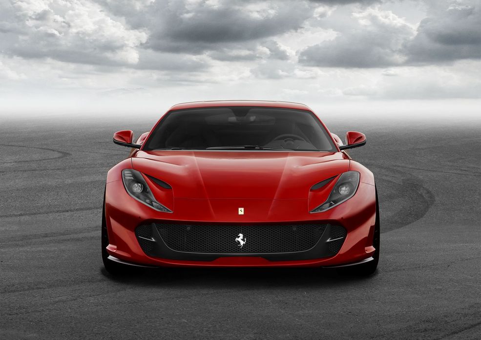 Nowe 812 Superfast dysponuje najmocniejszym silnikiem, jaki pojawił się w produkcyjnym samochodzie Ferrari. Pod jego maską siedzi V12 o pojemności 6,5 l. Wolnossący (tak, dobrze widzicie, nie będzie tu turbo) silnik generuje 800 KM przy 8500 rpm oraz 718 Nm przy 7000 rpm.
