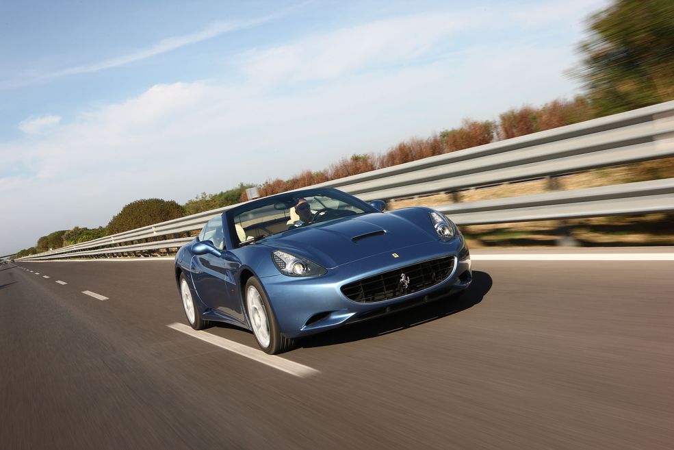 Dla niektórych California nie jest prawdziwym Ferrari, ale liczby mówią za siebie – ten model to absolutny hit producenta z Maranello. Najtańszy wóz w ich ofercie rozpoczął swoje życie w 2008 roku i oferował czterodrzwiowe nadwozie z otwieranym dachem i jednostkę V8 pod maską. Parę lat później przeszedł facelifting, dostał też mniejszy silnik i turbo. Dzisiaj jego miejsce zajęło zupełnie nowe Portofino.