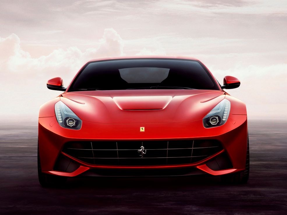W Ferrari, podobnie jak w Astonie Martinie pracuje wolnossące V12. Włoska jednostka ma pojemność 6,2 l i generuje aż 740 KM przy 8250 rpm oraz 690 Nm przy 6000 rpm.