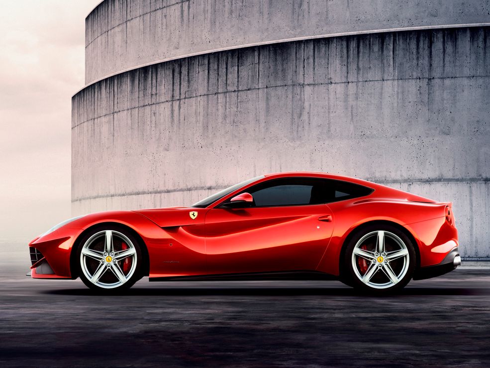 Najnowszym cackiem, które Robert Lewandowski trzyma w swoim garażu, jest ferrari f12berlinetta. Trzeba przyznać, że jest to kapitalny wybór - jest to jedno z najpiękniejszych współczesnych gran turismo, na dodatek wyposażone w wolnossące 6,3-litrowe V12 F140 FC. Silnik ten generuje 740 KM i 690 Nm. Jest to w związku z tym najmocniejsze Ferrari w historii, nie licząc przedstawionego później LaFerrari. Jak widać Robert Lewandowski nie tylko potrafi wbić 5 bramek w ciągu 9 minut - potrafi też wybrać naprawdę dobry samochód.