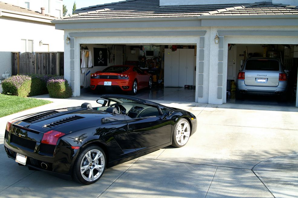 Ferrari F430, Lamborghini Gallardo Spyder, Porsche Cayenne (fot. luxury4play.com)