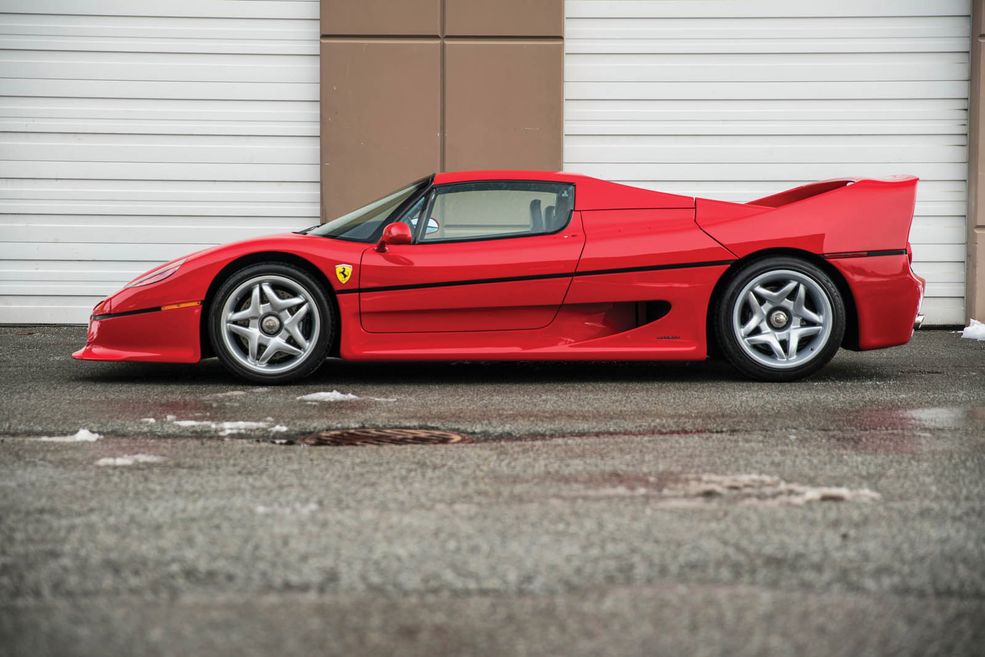 Pięknie zachowany egzemplarz, ubrany w lakier Rosso Corsa - jedyny słuszny w przypadku tego modelu, zostanie niebawem wystawiony na aukcji RM Sotheby's.