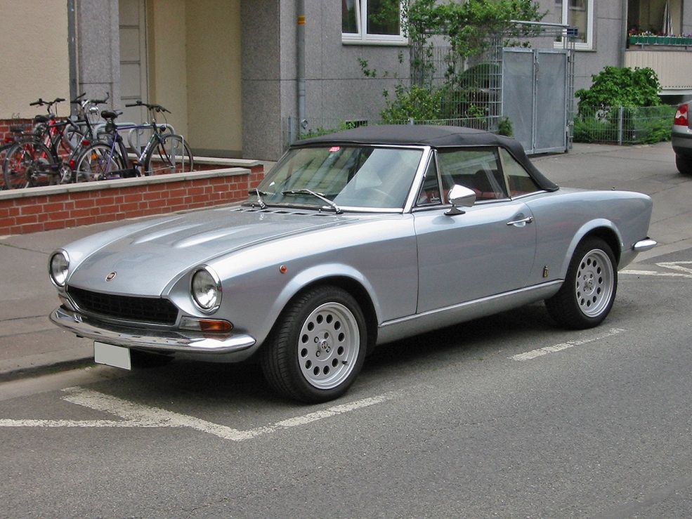Fiat 124 Spider (fot. dummidumbwit.files.wordpress.com)