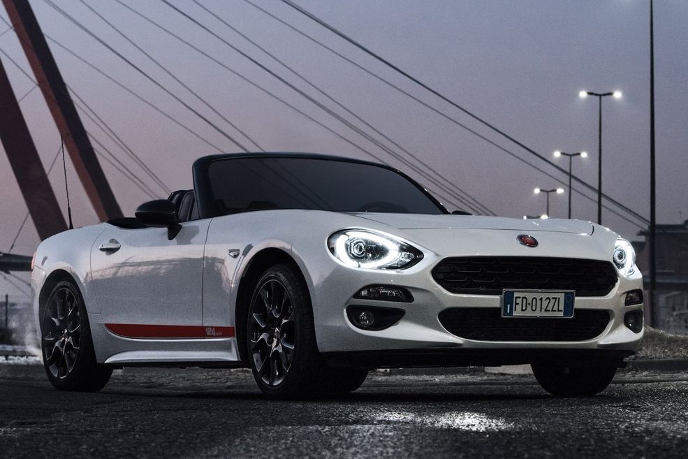 Można więc powiedzieć, że Fiat 124 Spider S-Design to delikatne rozczarowanie, choć z pewnością auto wygląda lepiej od standardowej wersji. Czy tak niewiele dostaną także klienci Tipo S-Design? Niestety, tego się właśnie spodziewamy.