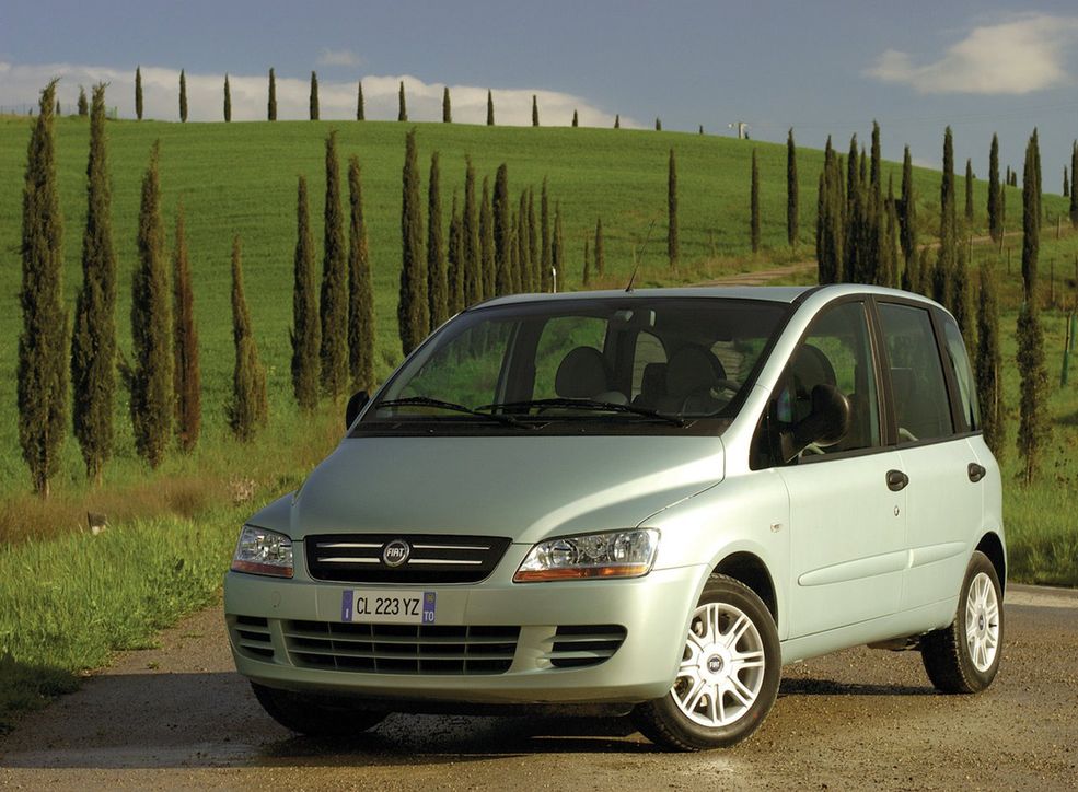 Fiat Multipla Pamiętacie kreskówkę Jetsons? Multipla nieco przypomina spodek kosmiczny z tej bajki.