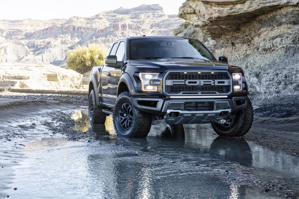 Ford Raptor
Czas na coś większego. Z Japonii lecimy do Stanów Zjednoczonych, gdzie można dostać Forda F150 w genialnej wersji Raptor. Potężny pick-up wygląda na tyle agresywnie, że na nadwoziu nie ma miejsca na przyjazne logo producenta. Zamiast tego jest wielki, budzący respekt napis F-O-R-D. I chociaż najnowsza generacja porzuca silnik V8 na rzecz turbodoładowanej jednostki V6, ciągle jest to mocarna maszyna. W przeciwieństwie do standardowego F150, Raptor ma też podniesione zawieszenia i większe, 35-calowe koła.
