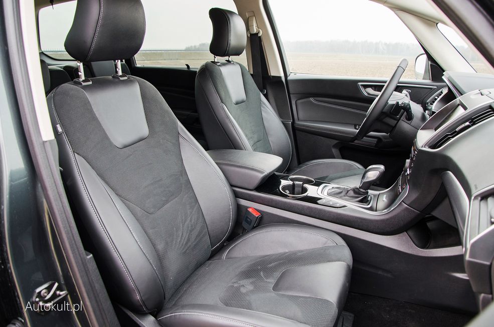 Armchair s & # x105; comfortable, but they lack the d & # x142; u & # x17C; senior seats.