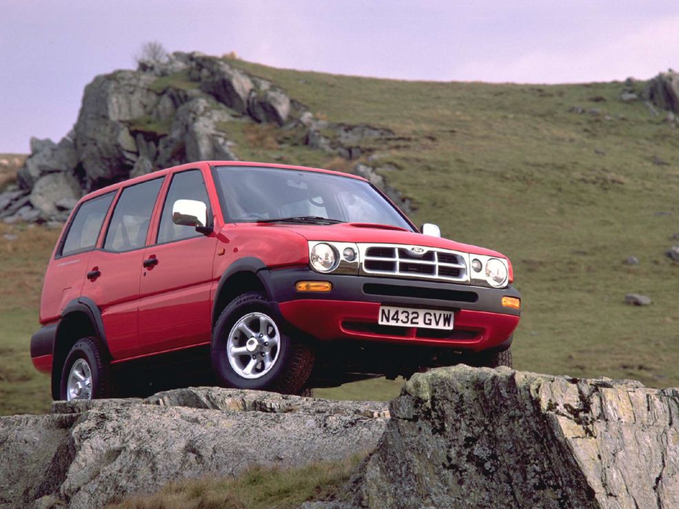 FORD MAVERICK II
Dopiero ten Maverick był właściwym modelem, a był on kopią Nissana Terrarno II produkowanego również w Hiszpanii przez Nissana. Maverick nie przetrwał długo bo tylko do 1998 roku, podczas gdy Terrano II składano do roku 2006. W tym czasie Ford zaprezentował inną wizję Terrano jako modnego SUV-a. Niestety i ten model nie był konstrukcją Amerykanów lecz Japończyków - tym razem z Mazdy.