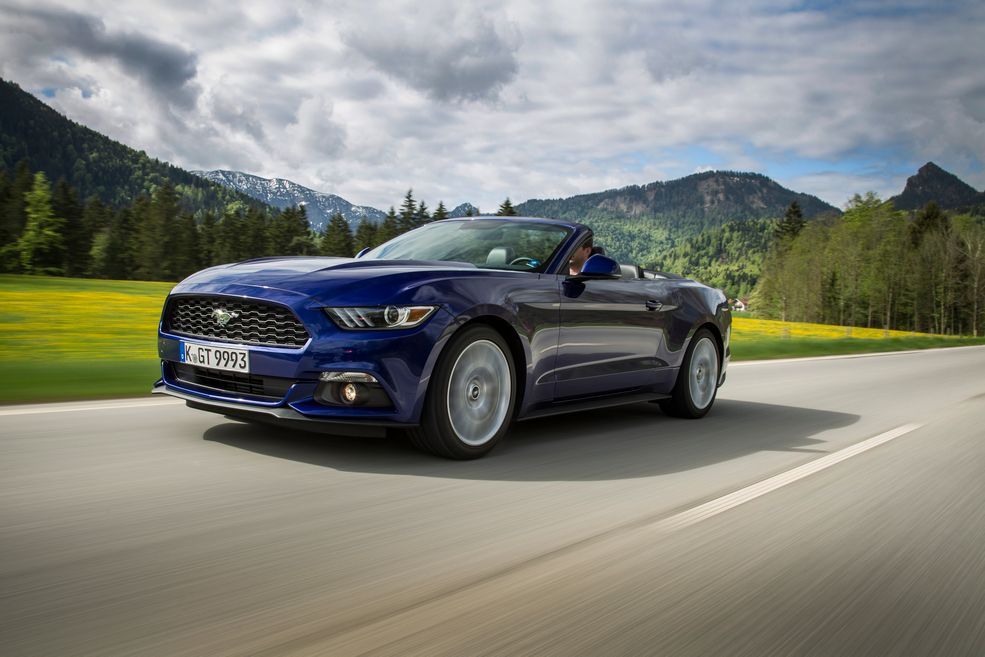 10. Ford Mustang Convertible
W pierwszej dziesiątce nie zmieściło sie między innymi Audi A5, Mercedes Klasy C, BMW Serii 4 i Nissan 370Z. Audi pewnie udałoby się tu zakwalifikować, gdyby nie zrezygnowało ze sprzedaży A3 w wersji kabriolet wraz z przeprowadzeniem liftingu. Nie ma jednak po czym płakać, bo dzięki temu w tym rankingu zmiesciła się prawdziwa legenda - Ford Mustang. To jednoczesnie najmocniejsze auto w tym zestawieniu - jego 2,3-litrowy silnik generuje 317 KM.
Cena podstawowa: 176 000 zł
Moc: 317 KM
Stosunek masa/moc: 5,41 kg/KM
Napęd: RWD
Przyspieszenie 0-100 km/h: 5,8 s