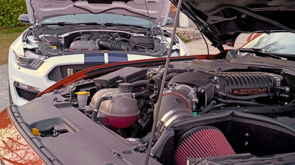 Jednak najważniejsze zmiany zaszły pod maską. Tu podrasowane 5.0 V8 z kompresorem, który wraz z innymi modyfikacjami silnika pozwala generować 820 KM przy 7300 obr./min oraz 759 Nm przy 6500 obr./min.