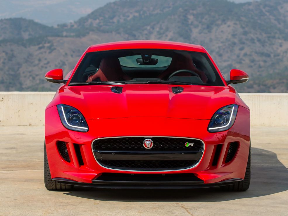 Jaguar F-Type R
Silnik: 5,0 l V8 doładowany sprężarką mechaniczną
Maksymalna moc: 550 KM
Napęd: na cztery koła, skrzynia automatyczna, 8-biegowa Quickshift
Przyspieszenie 0-100 km/h: 4,1 s
Prędkość maksymalna: 300 km/h
Cena w Polsce: od 604 800 zł