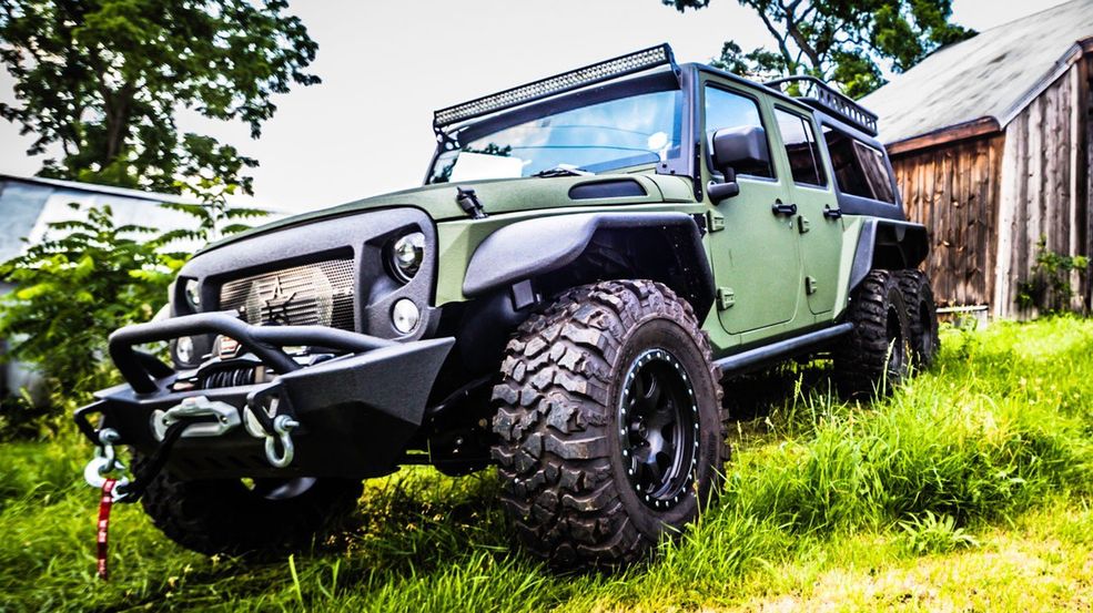 35-calowe ogumienie Mickey Thompson również nie pozostawia złudzeń, że jest to samochód przeznaczony raczej na szosę jak wspomniany Defender.