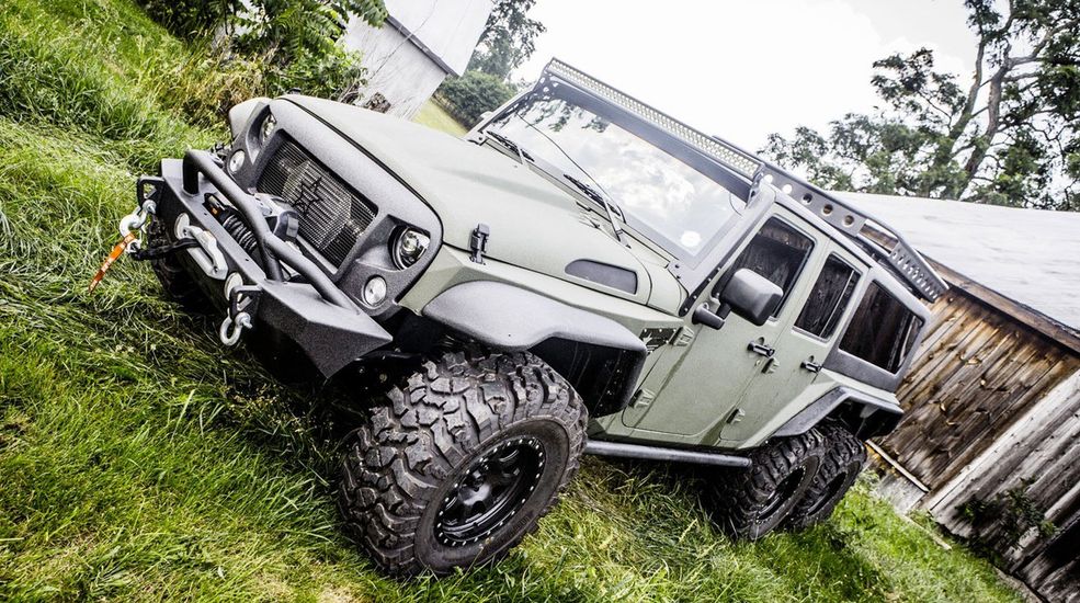 Jak wam się podoba taka interpretacja Jeepa Wranglera? Zostawcie komentarz z odpowiedzią na pytanie, co chcielibyście mieć w garażu:
takiego Jeepa jak ten
Mercedesa G63 AMG 6x6
Land Rovera Defendera 6x6 Flying Huntsman