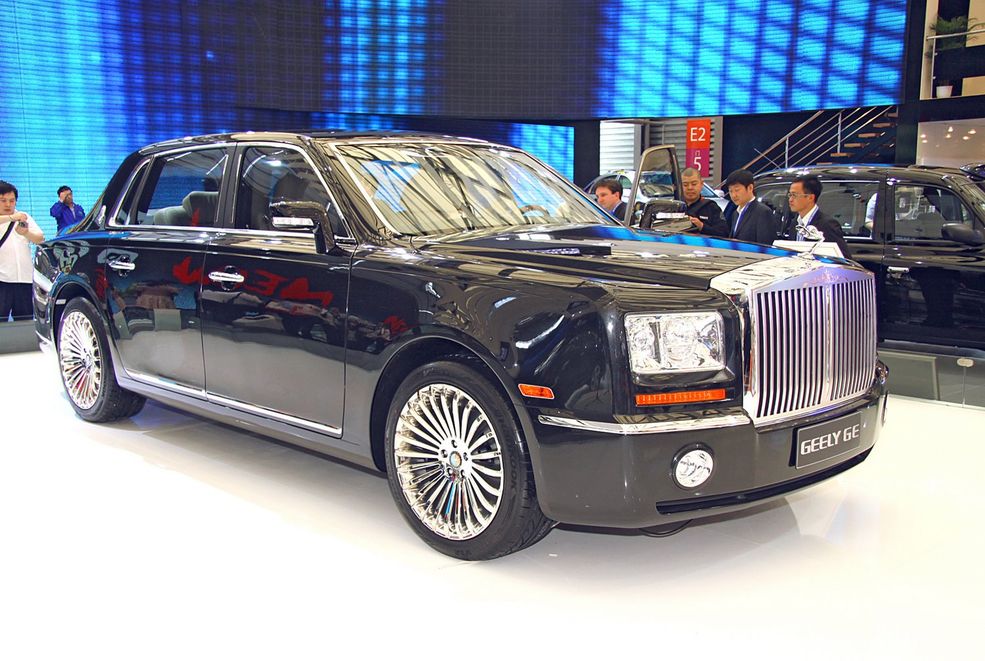 Geely GE Ten samochód jest karykaturą brytyjskiej limuzyny Rolls-Royce Phantom.