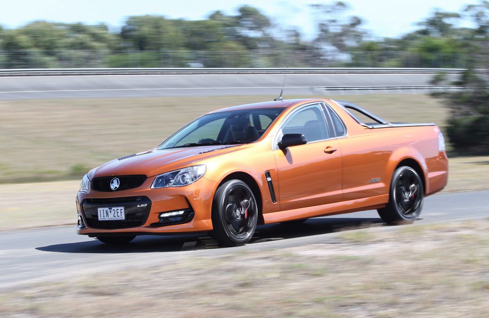 Holden Ute SS
Jeśli wizja sportowego pick-upa przypadła ci do gustu, ale rozmiary odstraszają, to Holden Ute SS jest tym, czego szukasz. Popularny w Australii rodzaj nadwozia został wykorzystany do stworzenie samochodu jedynego w swoim rodzaju. Ponad 410-konny silnik V8 o pojemności 6,2 l gwarantuje niebywałe osiągi, a olbrzymia "paka" za kabiną zapewnia praktyczność. Gdyby ten wóz pojawił się w Polsce, mógłby być absurdalną alternatywą dla np. Audi RS6. A na pewno tańszą.