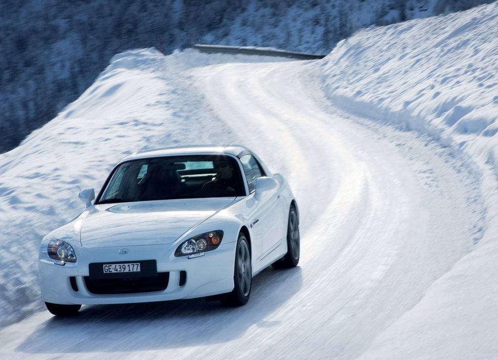 Honda S2000 Ultimate Edition Śnieg i napęd na tył to wręcz samobójcze połączenie. Driftując prawie otarłem się o śmierć, chyba spróbuje jeszcze raz.