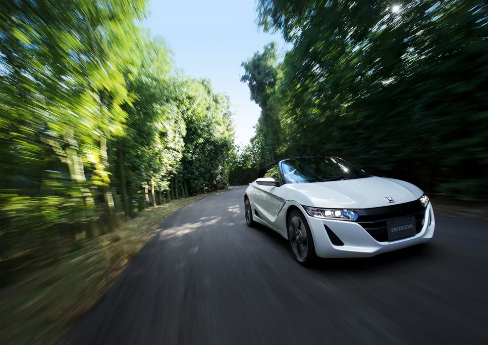 Honda S660
Ustalmy jedno: nowa Honda NSX wygląda absolutnie genialnie. Jednak choć jest hybrydą, w mieście może irytować. Jest duża, wywołuje spore zamieszanie i siedzi się w niej nisko. Dlatego w Japonii można dostać samochód, który wlewa tę świetną prezencję w formę auta miejskiego. Honda S660, bo o niej mowa, to mały roadster z centralnie umieszczonym silnikiem i napędem na tył. Nie spodziewajcie się jednak oszałamiających osiągów. Zgodnie z nazwą, trzycylindrowa jednostka benzynowa ma 660 cm3 pojemności, a długość S660 to niecałe 3,4 metra.