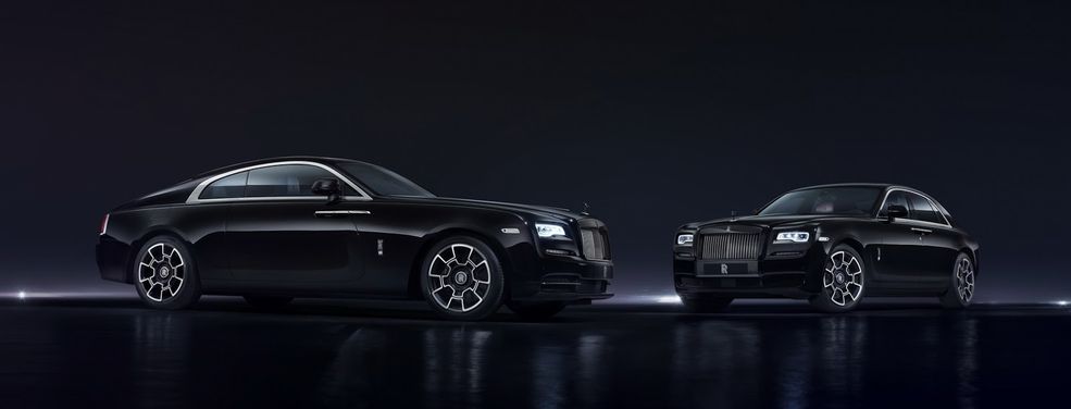 Rolls-Royce Wraith i Ghost Black Badge Edition
Ten Ghost i Wraith to najnowsze dzieła brytyjskiej marki, które pokazują możliwości personalizacyjne tego producenta. Rolls-Royce przygotował nadwozia tak czarne, że by podkreślić głębię tego koloru nie powstrzymał się nawet przed wyczernieniem statuetki Spirit of Ecstasy. Wnętrze zostało wykończone kompozytem węglowym z włóknami z aluminium lotniczego. Wśród wszystkich specjalnych edycji Rollsów Black Badge należy do najbardziej wyjątkowych. Dlaczego?
Jest to jedna z nielicznych odmian, która oprócz niespotykanego wyglądu, oferuje także... mocniejsze silniki. Wraith zachował standardowe 632 KM generowane przez swoją 6,6-litrową widlastą dwunastkę. Zyskał za to dodatkowych 70 Nm, które dały w sumie 870 Nm. Ghost dostał 40 KM i 60 Nm ekstra ponad standardowy pułap.