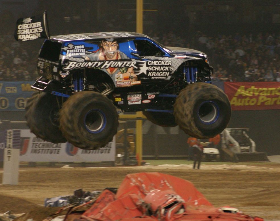 Monster truck Bounty Hunter na bazie Forda Expedition