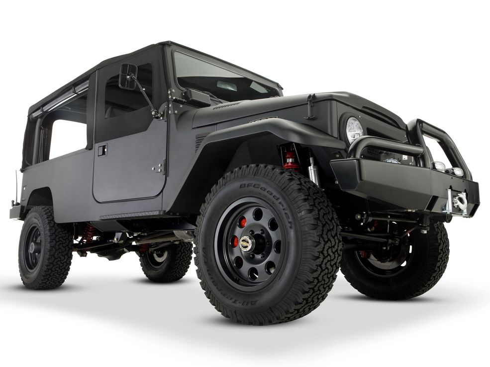 Nawet dziś J4 to najbardziej ceniony Land Cruiser, staje się pojazdem kolekcjonerskim, ale także często modyfikowanym w USA. Za Oceanem najbardziej cenionym specjalistą od Land Cruiserów J4 został Jonathan Ward. Jego firma TLC współpracowała z Toyotą, dla której przygotowano koncepcyjne wersje J4 o nazwie ICON. Dla wielbicieli Toyoty, Land Cruiser ICON to to samo co dla miłośników marki Jeep koncepty Mopara przygotowywane rok w rok i prezentowane na pustyni Moab. Koncepty ICON są o tyle ciekawe, że już bez zbędnego komentarza zaprezentuję wam kilka takich pojazdów. Dalsza część historii Land Cruisera jest na kolejnej stronie.