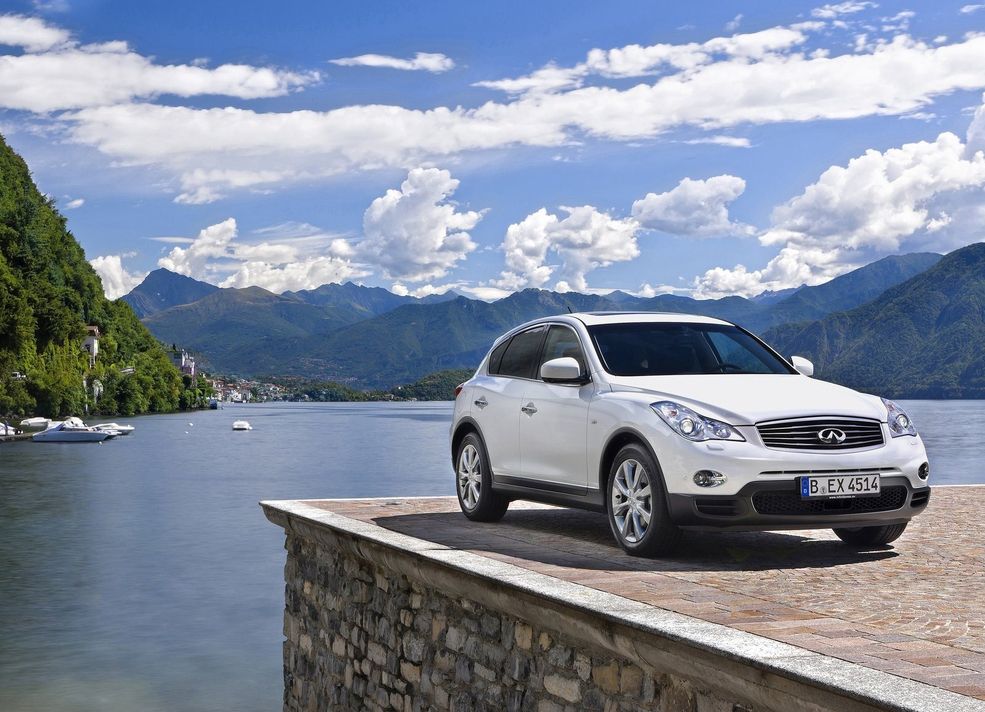 Infiniti EX30d Piękne góry, woda i żaglówka to naturalne środowisko dla statecznych biznesmanów jeżdżących Infiniti z dieslem pod maską.