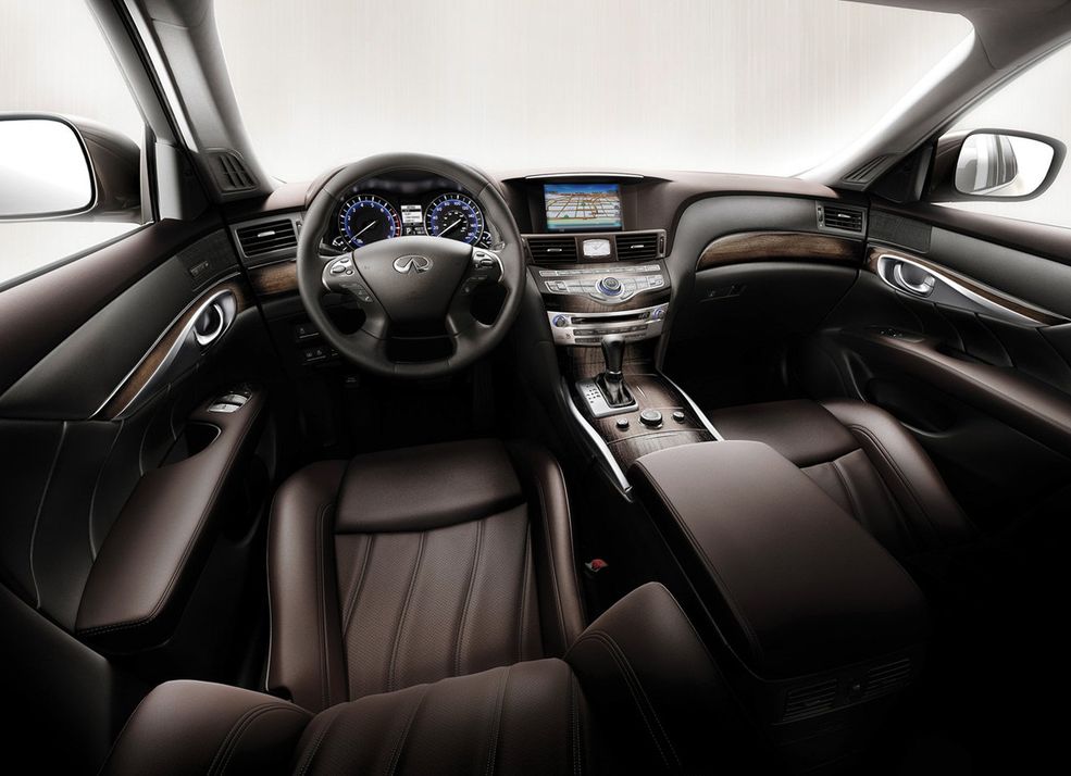 Infiniti M Wnętrza aut z kraju kwitnącej wiśni zwykle rażą nadmiarem kiczowatych plastików, tym razem jest inaczej Infiniti M przedstawia pierwsze japońskie wnętrze, gdzie dominuje drewno i skóra