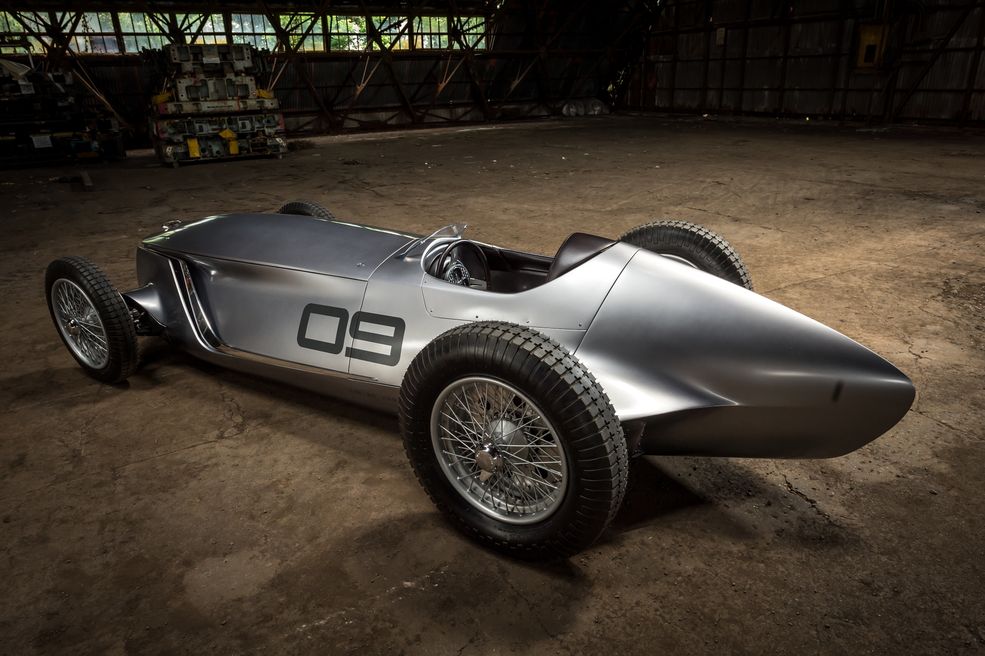 Takim jest przedstawiony na zdjęciach Prototype 09 – pojazd będący interpretacją bolidu Infiniti, przypuszczalnie tworzonego w latach 40. Auto nawet wyprodukowano w technologii z tego okresu. Całość wykonano ręcznie, choć oczywiście nie zabrakło dzisiejszej wiedzy o aerodynamice. Swoją drogą, inspiracją stylistów była aeronautyka. Widać związek z językiem stylistycznym znanym ze współczesnych modeli.