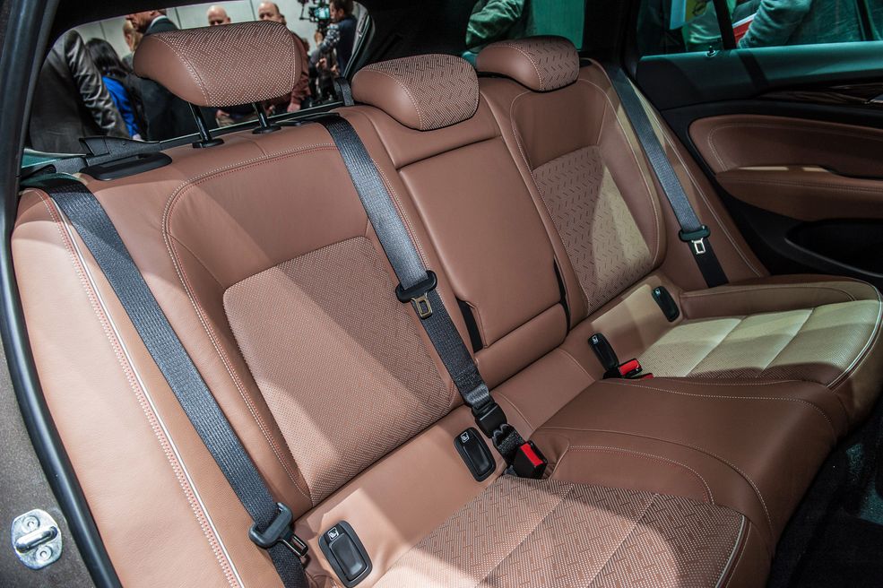 W wersji Sports Tourer pasażerowie tylnej kanapy mają o około 3 cm więcej miejsca na głowy, nogi i biodra, niż w poprzedniku i 100 litrów więcej na bagaż.