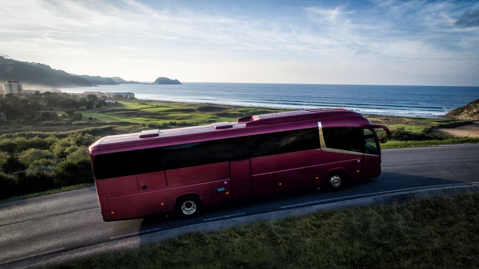 Irizar to hiszpańska marka budująca nadwozia autokarów na podwoziu firmy Scania, a model i6s został zaprezentowany w 2016 roku. Producent, wprowadzając go na rynek, wziął pod uwagę kwestie bezpieczeństwa, więc autokar jest seryjnie wyposażony w system hamowania awaryjnego i asystenta pasa ruchu. Dla kierowców aut osobowych może to być zaskoczeniem, ale serwis tego pojazdu przewidziano po 100 tys. km i co taki dystans producent zaleca wymianę oleju.