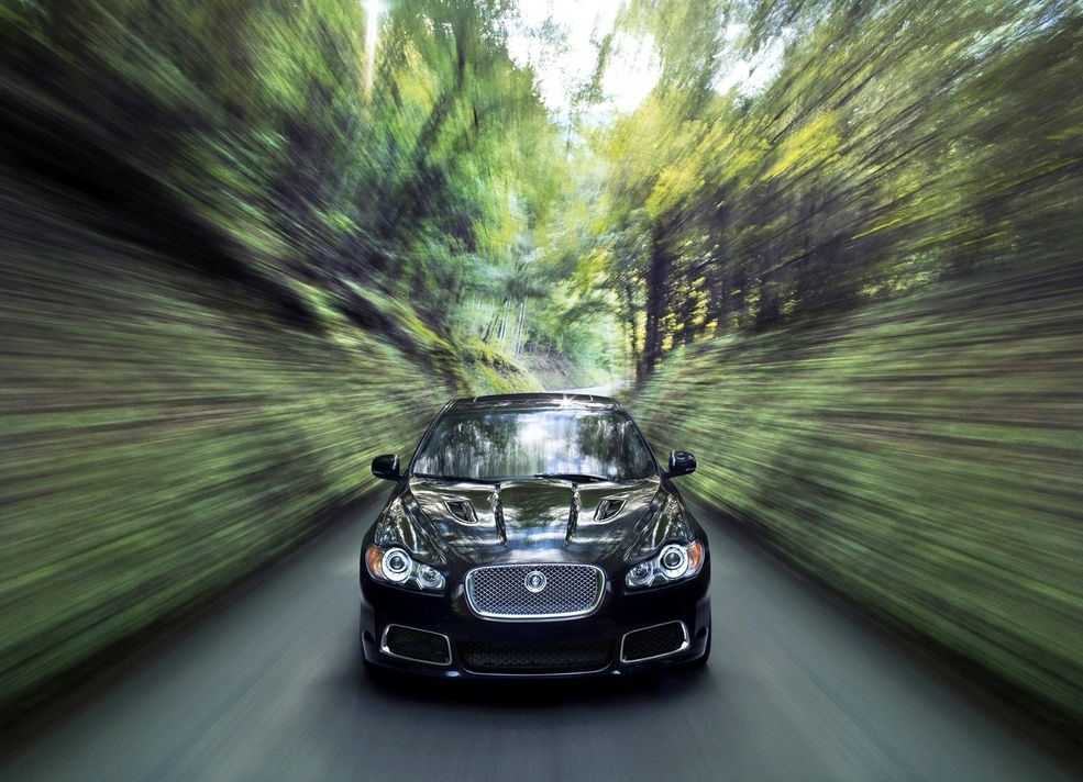 Jaguar XFR Niebezpiecznie szybko zbliżam się do 250 km/h. Świat wokół się rozmywa, a ja delektuje się brytyjską symfonią 5-litrowej V8-ki. Na zewnątrz hałas, szum i ryk, wewnątrz lekki pomruk silnika.