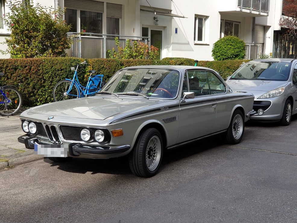 BMW E9 z czasów, gdy skromne grille były na topie. Ponadczasowe linie, niepodrabialny styl. Nic, tylko trzymać pod kocem i zabierać na niedzielne przejażdżki!
