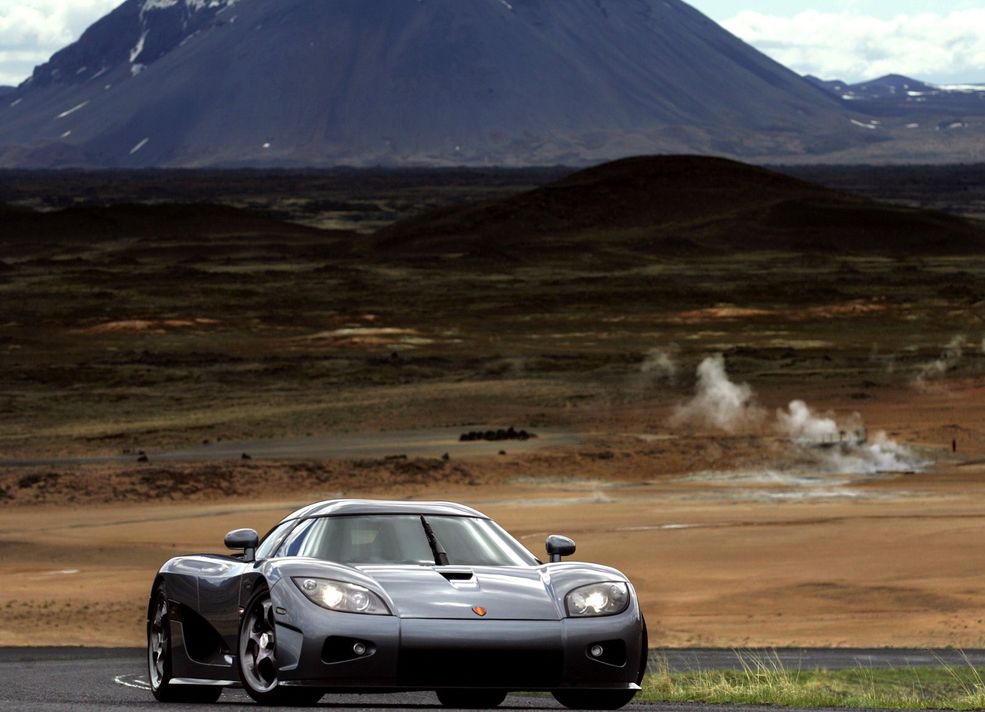 Koenigsegg CCX 806 szwedzkich koni trudno ujarzmić. Zaraz wybuchnie wulkan, a ja muszę uciekać, próbuje wystartować, lecz nic z tego 920 Nm momentu obrotowego wgryza się w asfalt nie pozwalając ruszyć auta.