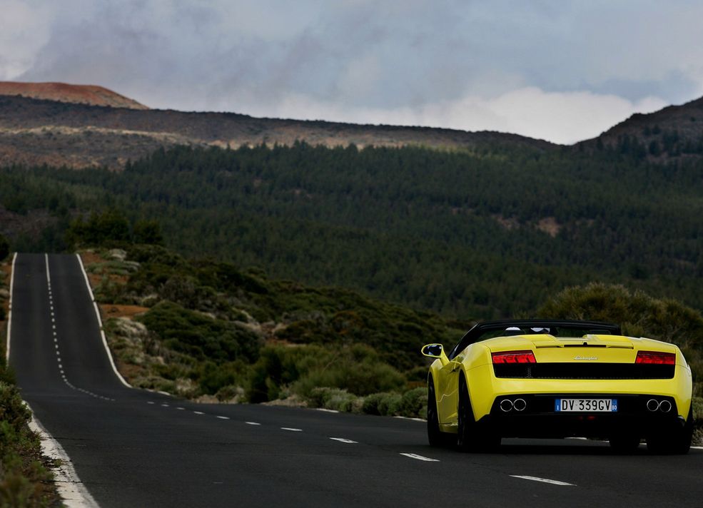 Lamborghini Gallardo LP560-4 Spyder Jest prosta, więc gaz w podłogę i już jadę 300 km/h. Wściekły ryk 10 cylindrów rozrywa mi bębenki w uszach.