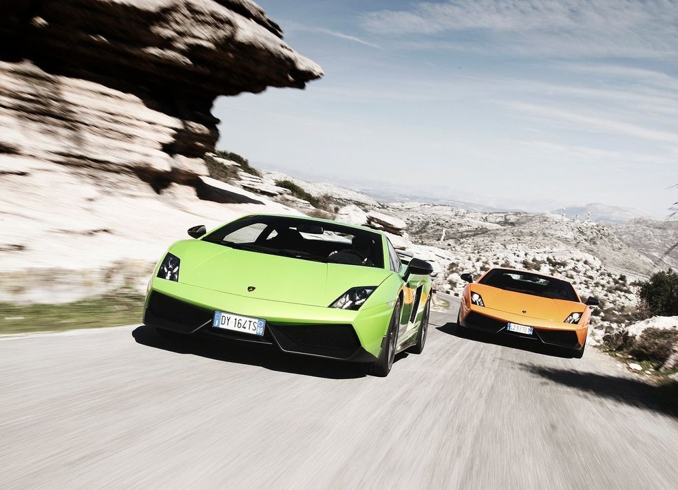 Lamborghini Gallardo LP570-4 Superleggera Nie ma to jak włoski pojedynek na pustej drodze. Redukcja, gaz do dechy i znów jestem z przodu.