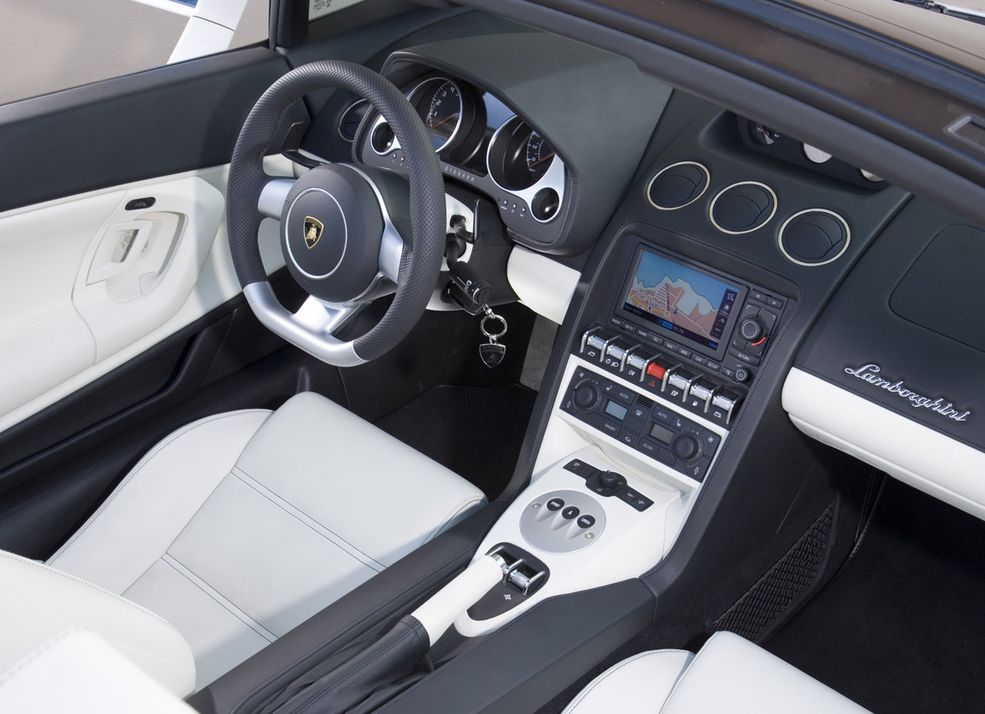 Lamborghini Gallardo LP560-4 Spyder Mimo, że panel klimatyzacji, nawigacja i kierownica pochodzą z Audi włoska wyścigówka nie straciła swojego uroku