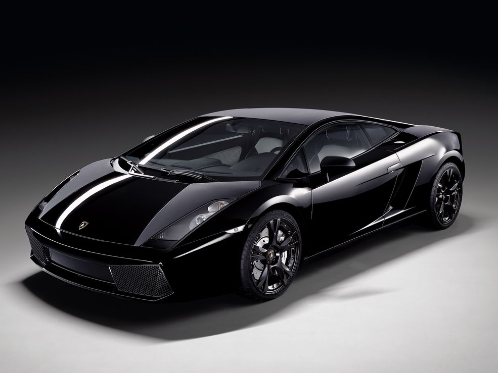 Wśród najbardziej egzotycznych wozów, jakie trafiły do garażu Roberta Lewandowskiego, jest lamborghini gallardo. Został on przyłapany przez paparazzich w czarnym egzemplarzu z 5-litrowym V10.