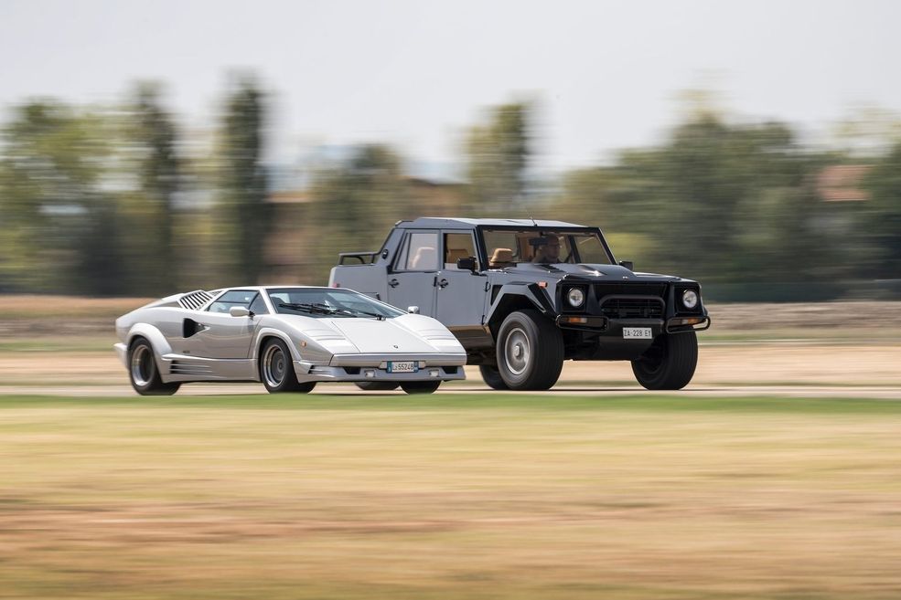 Lamborghini w tym czasie było już bardzo dobrze znanym producentem samochodów sportowych, dlatego aby nie psuć sobie wizerunku, model LM002 choć jest terenówką i to naprawdę potężną, to ma też znakomite osiągi. Głównie za sprawą silnika zapożyczonego z produkowanego wówczas modelu Countach.